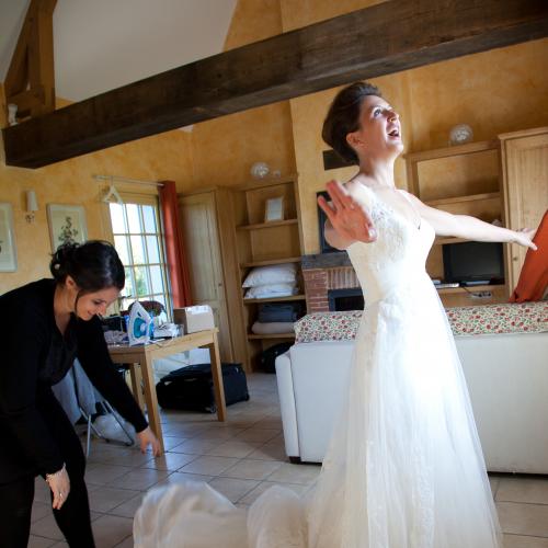 Photo de mariage préparatifs robe de mariée traîne au Manoir de Tourgeville
