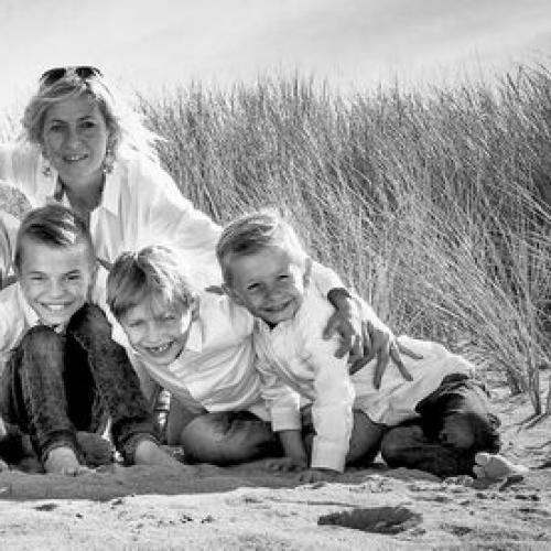 Photo de famille sur la plage en noir et blanc