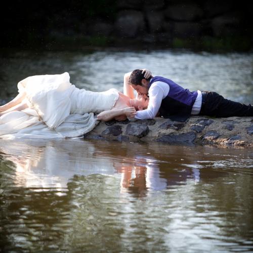 Photo de mariage couple dans l'eau crash the dress dans l'Orne
