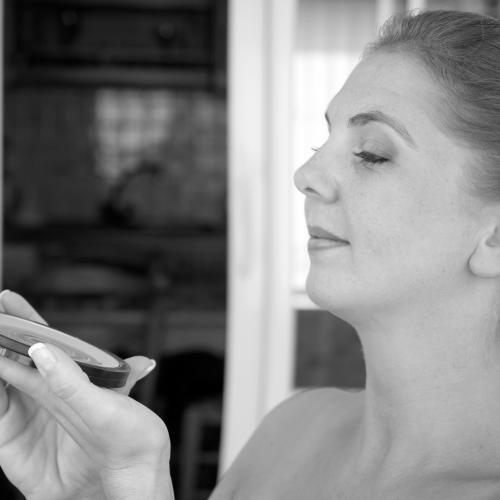 Photo de maquillage de mariage en noir et blanc à Ifs
