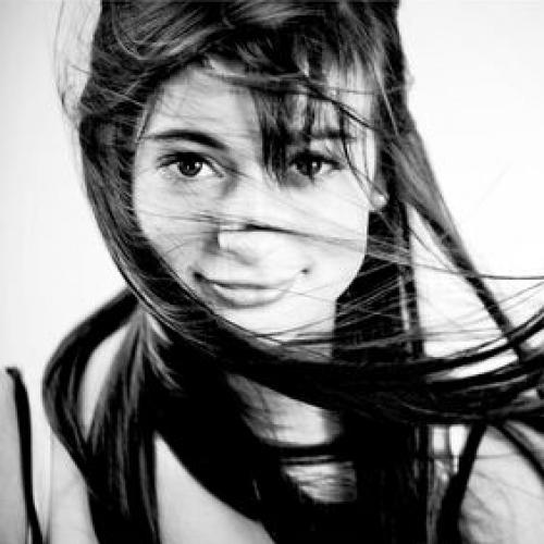 Photo portrait d'une jeune fille en noir et blanc