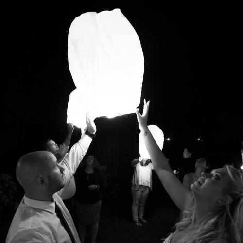 Photo de mariage reportage de nuit lanternes chinoises au Moulin de Bully