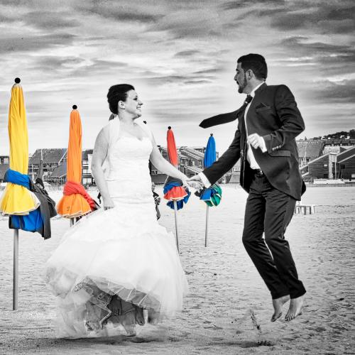 Photo de mariage en mouvement sur les planches de Deauville