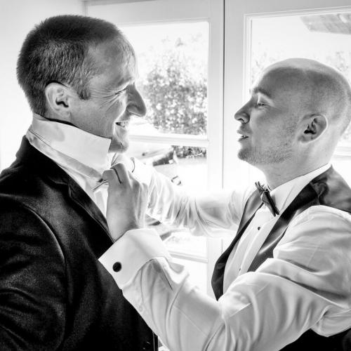 Photo noir et blanc des préparatifs de mariage entre hommes