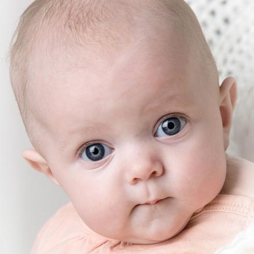 Photo portrait de bébé aux yeux bleus
