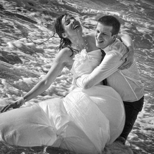 Photo trash the dress de couple à la mer