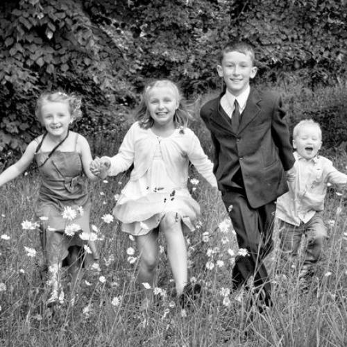 Photo noir et blanc d'enfants en famille 